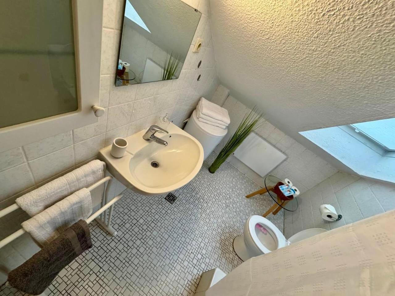 Marienhaus Apartment - Zentral, Parken, Netflix, Kontaktloses Einchecken Wuppertal Esterno foto